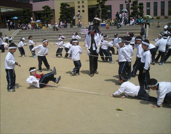 1학년친구들의 미니 줄다리기. 넘어지고 밀려 무릎이 깨져도 마냥 즐거웠다. 